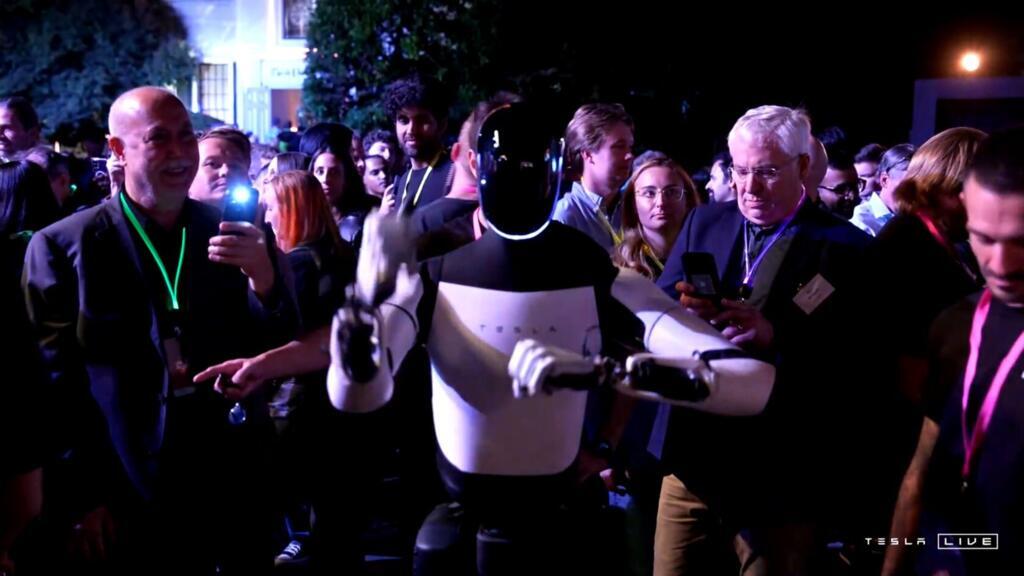 Le nouveau prototype de robot humanoïde Optimus, de la firme Tesla ne serait pas totalement piloté par un programme d’intelligence artificielle, mais à distance par des humains.