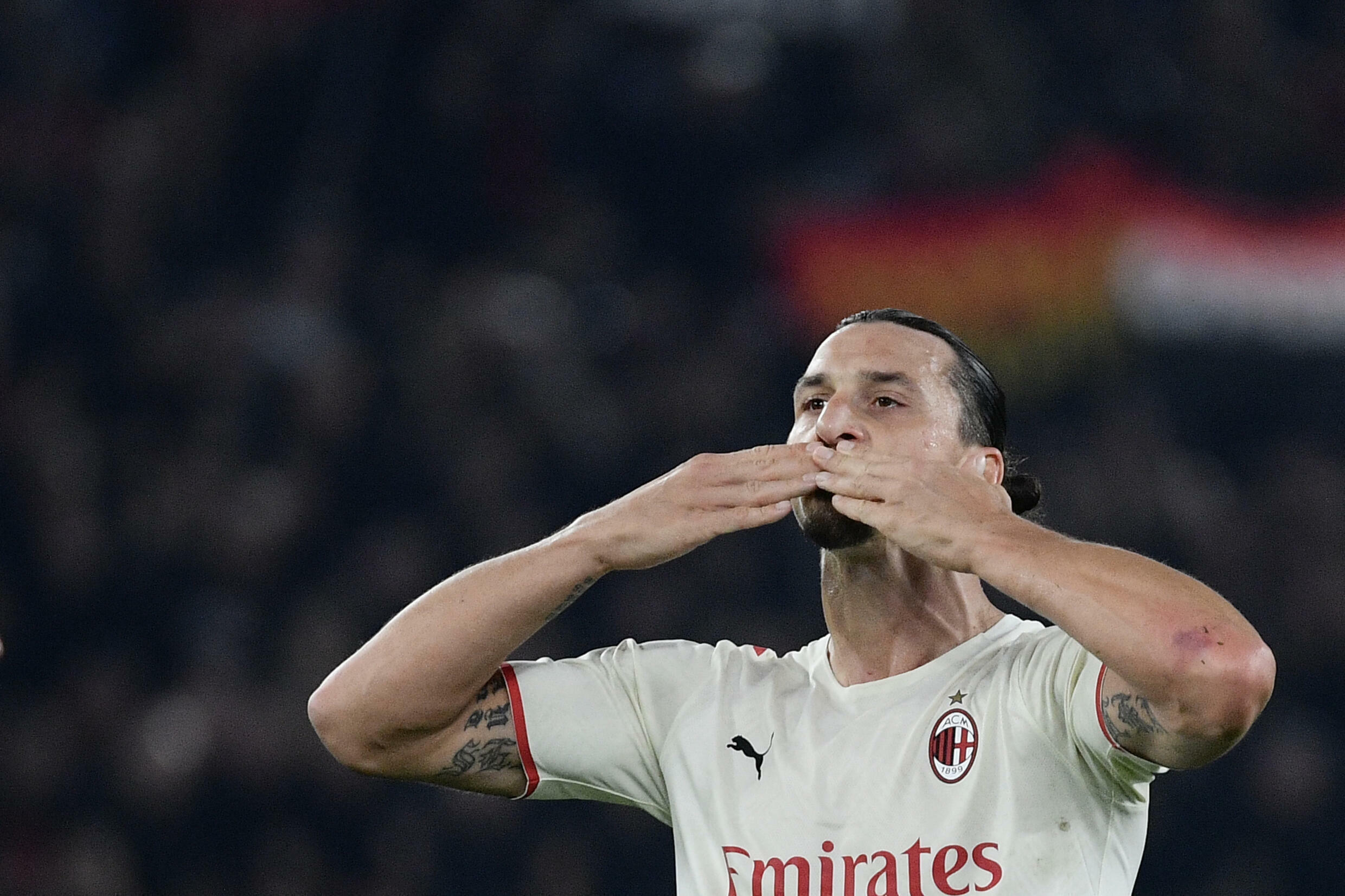 L'attaccante svedese Sladen Ibrahimovic esulta dal Milan dopo aver segnato contro la Roma l'11 ottobre 2021 allo Stadio Olimpico, l'undicesima giornata di Serie A.