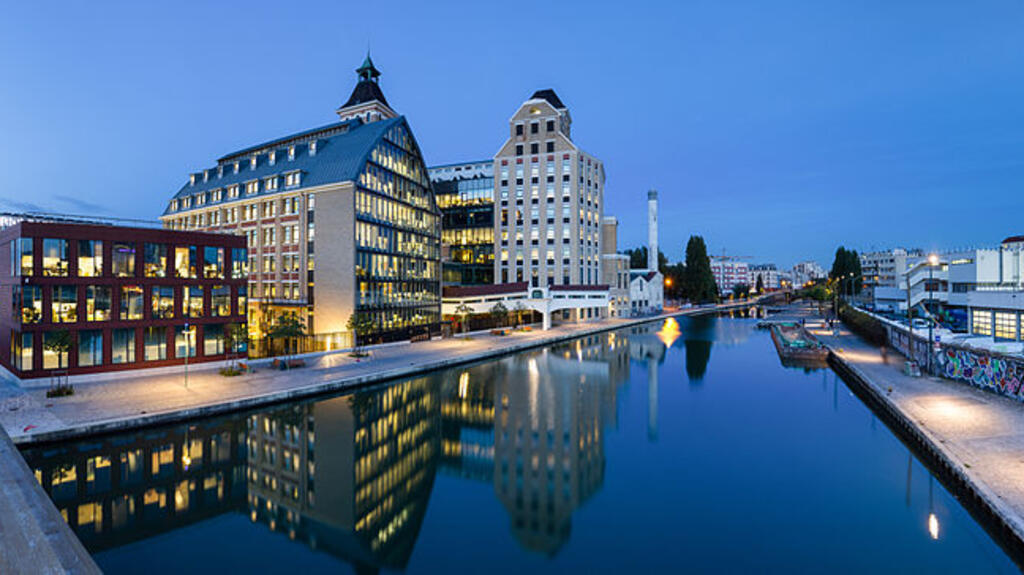 Les grands Moulins de Pantin, et le canal de l'Ourcq, à Pantin, en Seine-Saint-Denis (93)