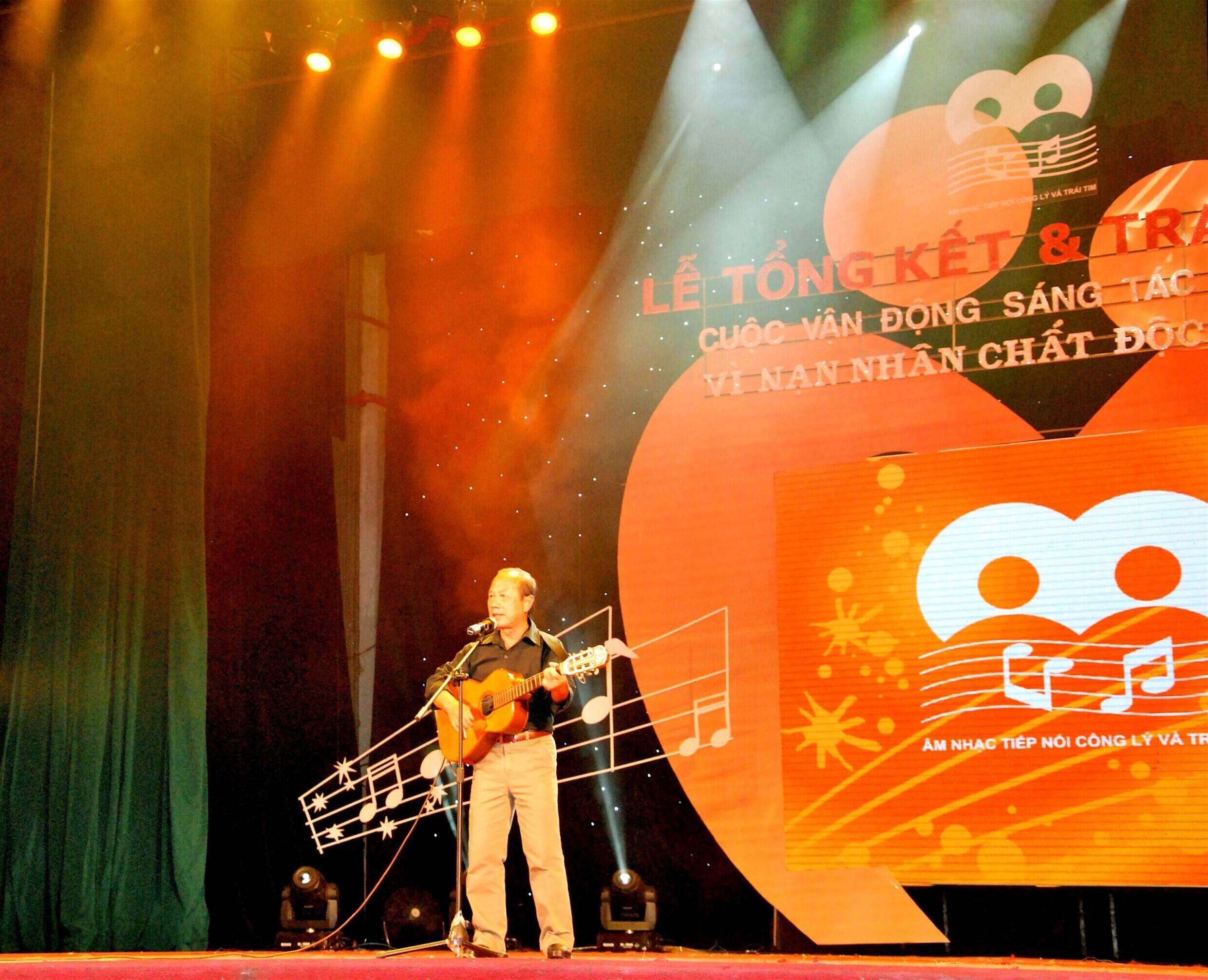 Ông Hồ Hải Quang, người thành lập hội Orange Dihoxyn biểu diễn ca khúc do chính ông sáng tác về chất độc da cam tại Hà Nội năm 2011.