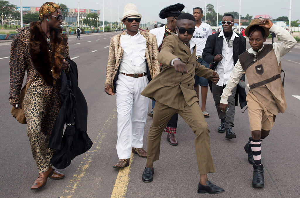 Des sapeurs appartenant à un groupe affilié à Papa Griffe, un leader du mouvement, déambulent sur l'avenue de la Démocratie le 10 février 2016 à Kinshasa, en RDC. Le mot « sapeur » vient de SAPE, acronyme français de Société des Ambianceurs et Personnes Élégantes