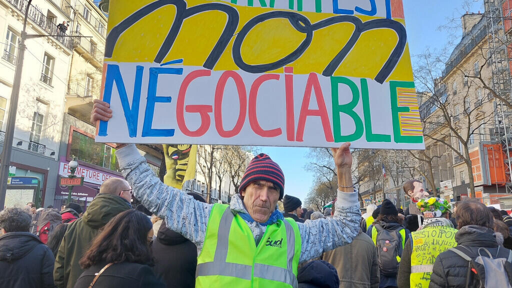 La colère du peuple, Jean-Baptiste Reddé alias Voltuan préfère l’écrire sur ses panneaux géants. (Sur la photo) lors des manifestations contre la réforme des retraites à Paris, en février 2023.