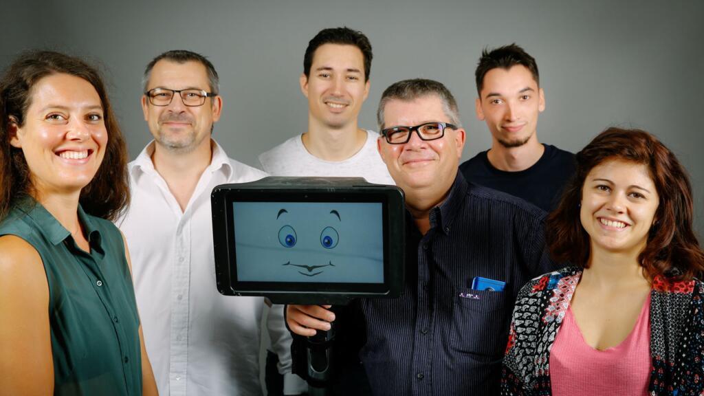 L'équipe d'Axyn Robotique, qui a conçu l'Ubbo Expert.