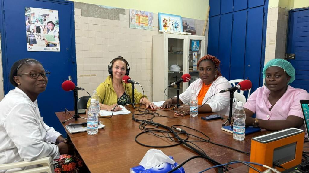 Enregistrement de l'émission avec Caroline Paré, la Dr Laetitia Abou, médecin, Adjoua Antoinette Kouakou, infirmière diplômée d’État, et Opportune Angbé, sage-femme qui travaillent toutes les trois au SSU SAJ 1 de Yamoussoukro