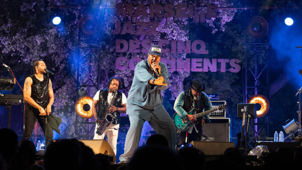 Le rappeur Tony Mosley harangue la foule du Palais Longchamp de Marseille.