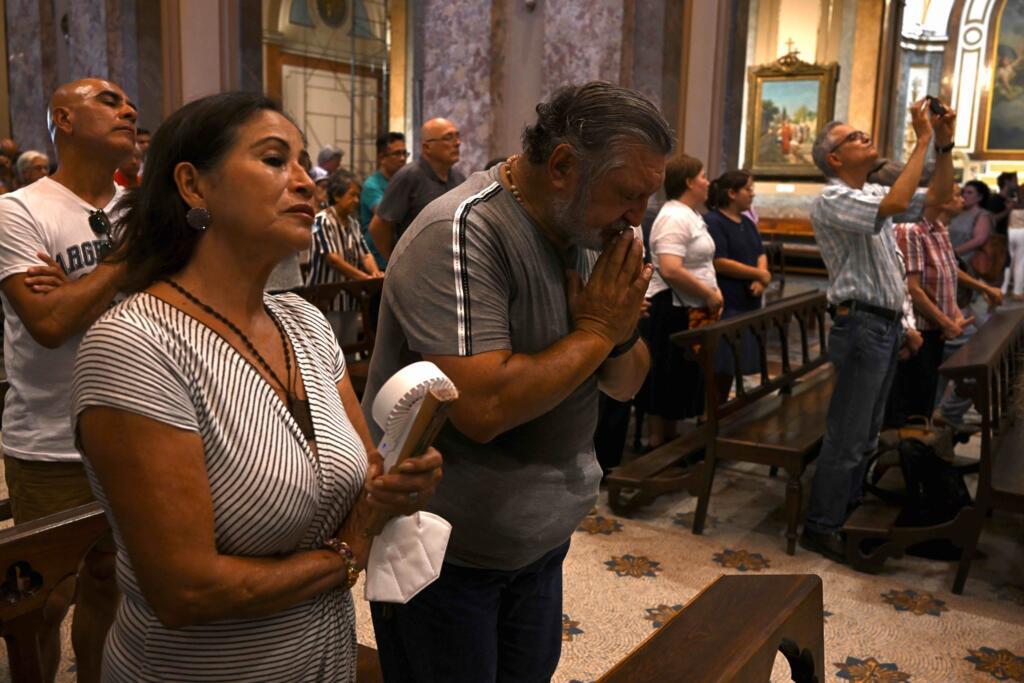 Fieles asisten a una misa en la Catedral de Buenos Aires el 13 de marzo de 2023, para celebrar el 10º aniversario del papado de Francisco.