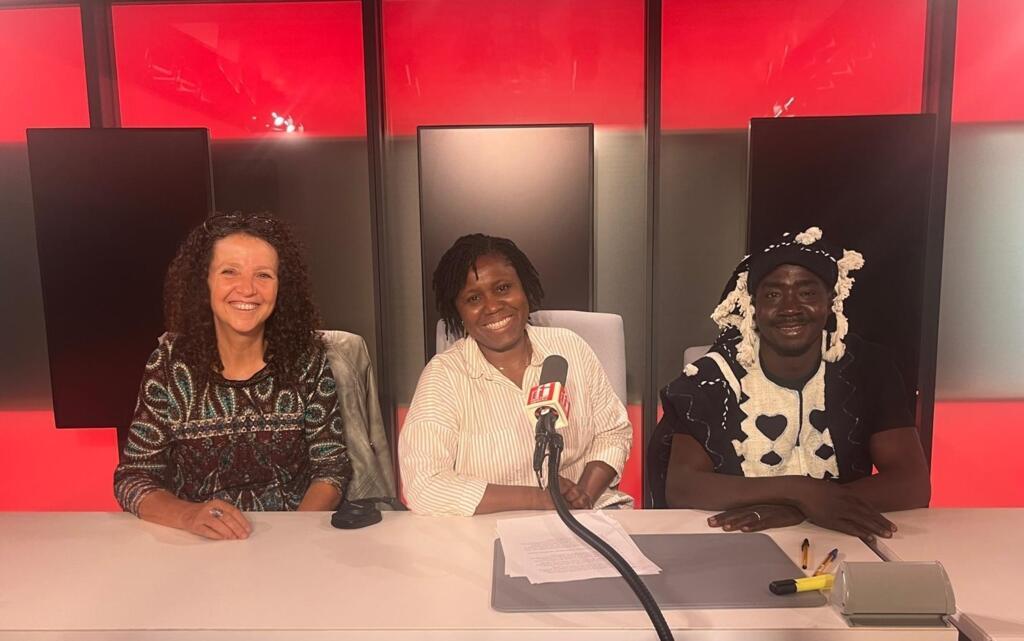 Kpénahi Traoré entourée de l'anthropologue Anne Doquet et du chercheur Dogon Drissa Kanambaye (sept. 2024)