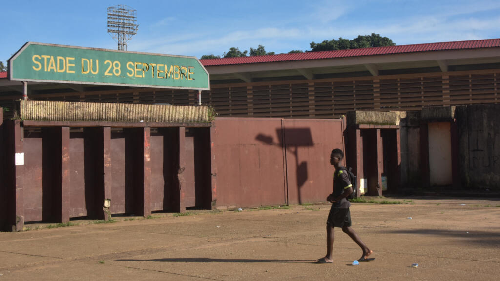 Devant l'entrée du Stade du 28-Septembre 2009, à Conakry.