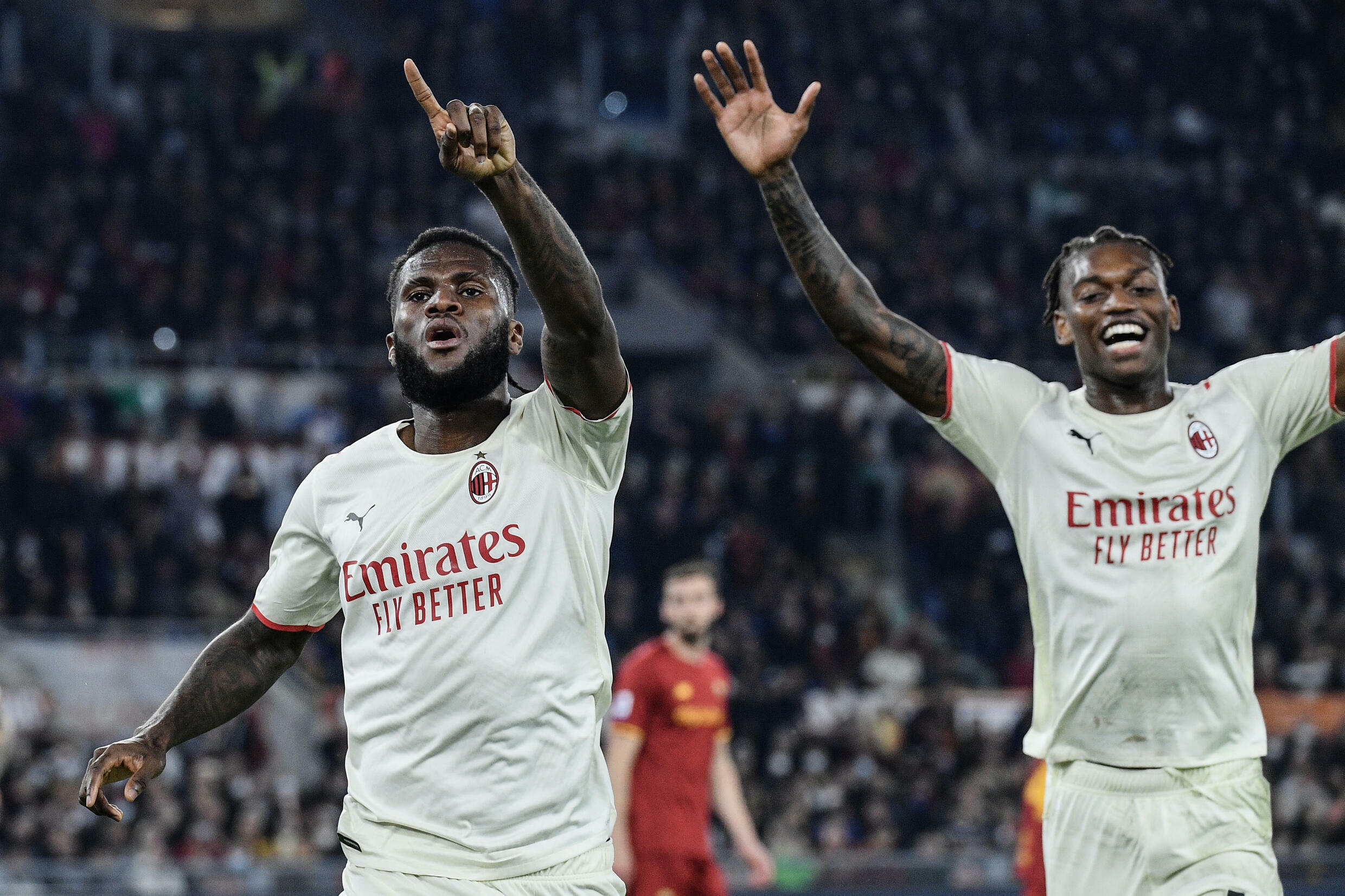 Il centrocampista ivoriano deliziato dal Milan franco Guessi dopo che l'AS ha segnato il suo secondo gol ai rigori contro la Roma durante l'undicesima giornata di Serie A allo Stadio Olimpico il 31 ottobre 2021.
