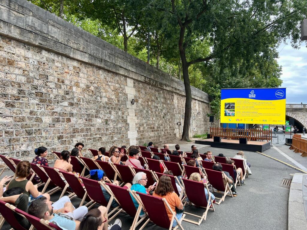 O francês Jean-Rémy Ricordel chegou cedo para pegar a terceira cadeira da esquerda para a direita na primeira fila em frente ao telão, que foi posicionado ao lado de uma zona de mergulho no Sena, em uma área do evento de verão Paris Plages.