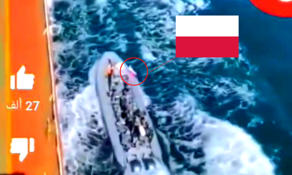 En jouant avec les contrastes de l'image, on peut identifier un drapeau polonais à l'avant de l'embarcation.