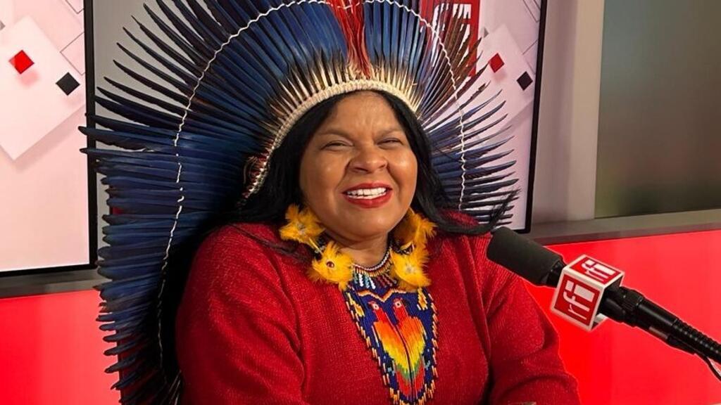 A ministra dos Povos Indígenas Sônia Guajajara, nos estúdios da RFI, em Paris, em 12 de março de 2024.