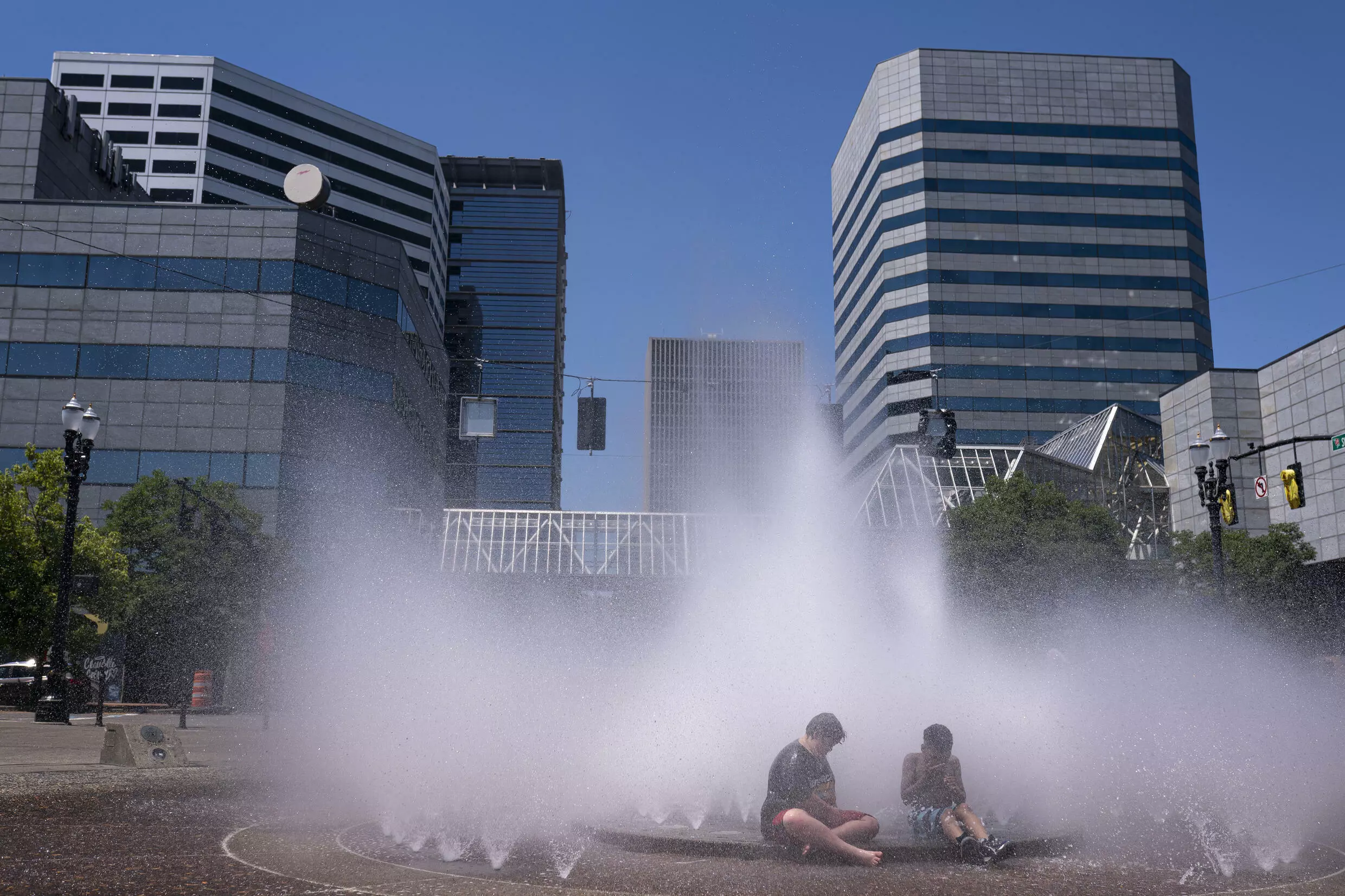 Niños refrescándose en una fuente en Portland, Oregon, donde también se han dado temperaturas extremas de calor. Junio 27, 2021.