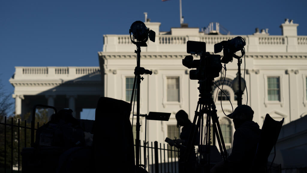 Des journalistes attendent devant la Maison Blanche au lendemain de l'élection présidentielle de 2020, le 4 novembre.