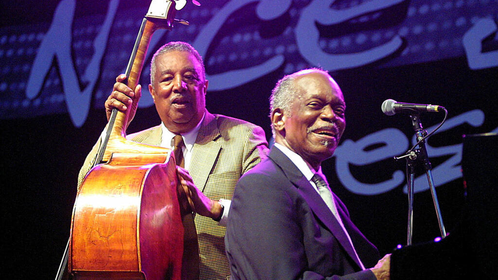 Ray Brown (g) et le pianiste Hank Jones, le 24 juillet 2001, à New York.