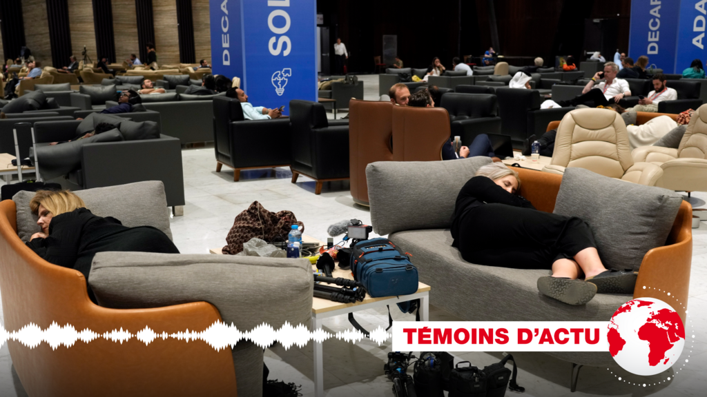 Dans le centre des médias de la COP27 à Charm el-Cheikh, en Égypte, les journalistes ont attendu toute la nuit, la validation de l'accord final le 20 novembre 2022.