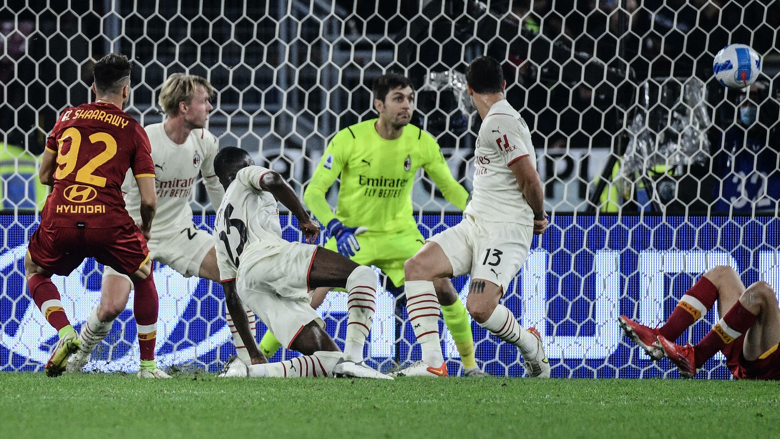 L'attaccante italiano dell'AS Roma Stephen El Sharavi ha ridotto il punteggio (2-1) nei tempi supplementari contro il Milan nell'undicesima giornata di Serie A allo Stadio Olimpico il 31 ottobre 2021.