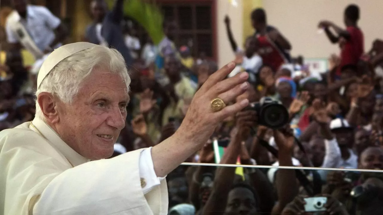 En Visite Au Benin Le Pape Benoit Xvi Signe Officiellement La Feuille De Route Pour L Afrique