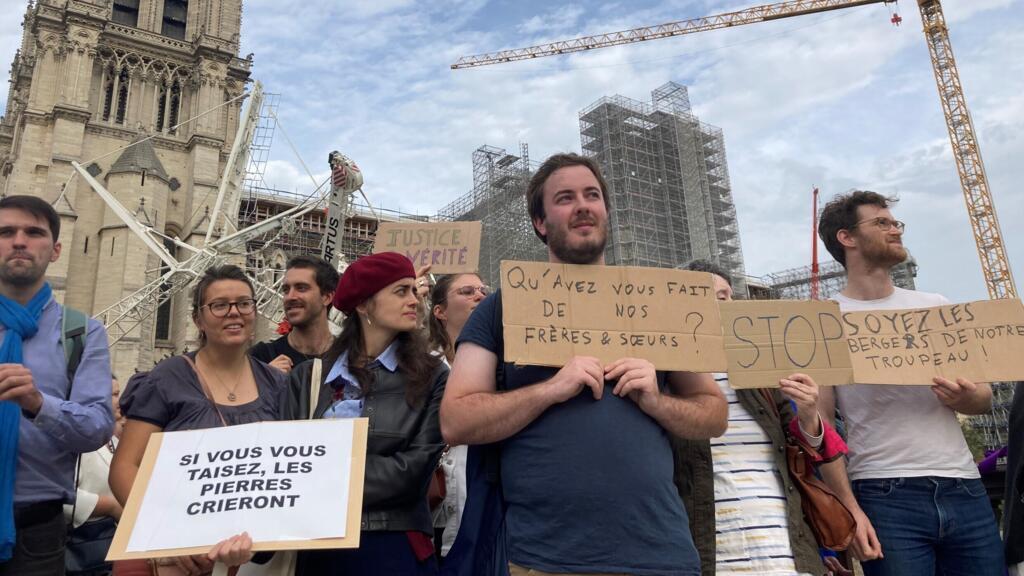 Rassemblement à l’appel du collectif «Agir pour notre Église» pour protester contre le silence de l’institution concernant les abus et agressions sexuels : la cathédrale Notre-Dame de Paris en arrière-plan est en travaux, il faut également réparer l’ensemble de l’Église de l’intérieur.