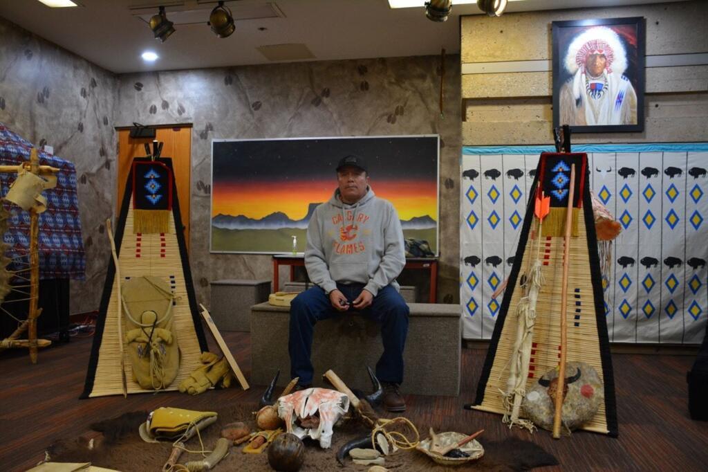 Quinton Crowshoe, de la Première Nation Piikani, présente des outils réalisés à partir de bison, dans la salle Joe Crowshoe Senior, nommée en l'honneur de son grand-père, au centre interprétatif de Head-Smashed-In, dans le sud de l'Alberta, au Canada, le 17 avril 2024.