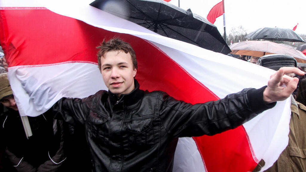 O jornalista dissidente Roman Protasevich e sua namorada, Sofia Sapega, viajavam a bordo do Boeing da Ryanair que foi desviado por um avião de caça bielorrusso para o aeroporto de Minsk, após um falso alerta de bomba.