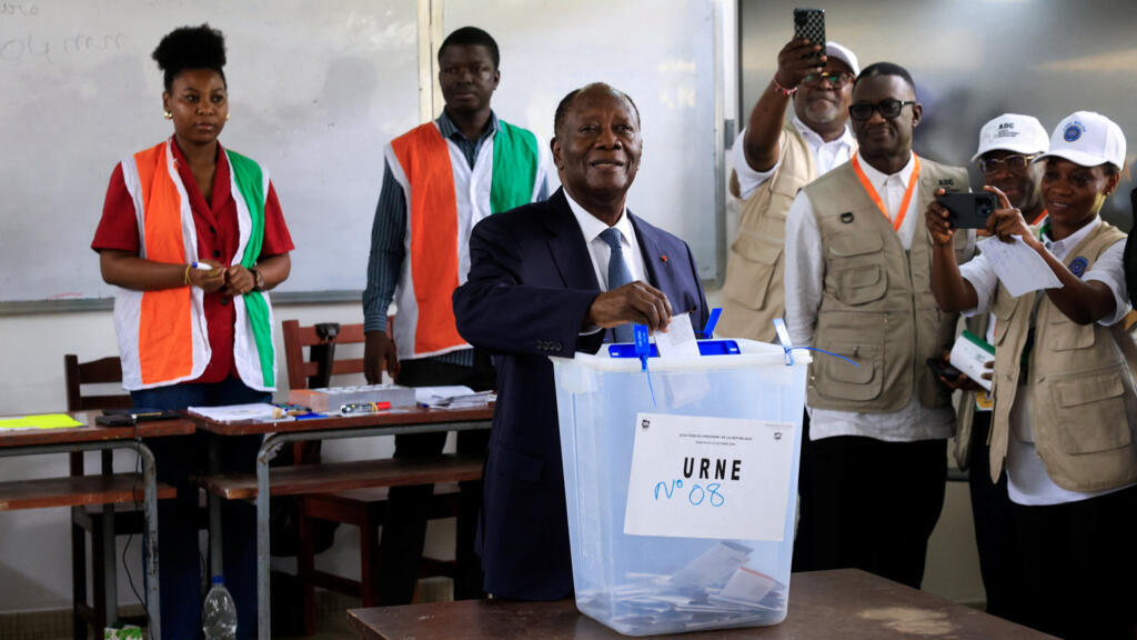 Le président ivoirien Alassane Ouattara, qui brigue un quatrième mandat, vote lors de l'élection présidentielle dans un bureau de vote du lycée Sainte-Marie de Cocody à Abidjan, en Côte d'Ivoire, le 25 octobre 2025.