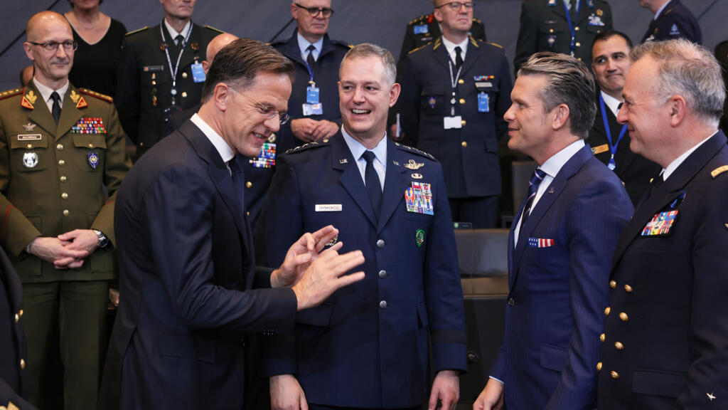 Bộ trưởng Quốc phòng Mỹ Pete Hegseth (thứ hai từ phải sang) nói chuyện với tư lệnh tối cao Đồng minh Châu Âu (SACEUR), tướng Alexus G. Grynkewich (G) và tổng thư ký NATO Mark Rutte (T) trong cuộc họp của Hội đồng Bắc Đại Tây Dương - NATO, Bruxelles, Bỉ, ngày 15/10/2025.