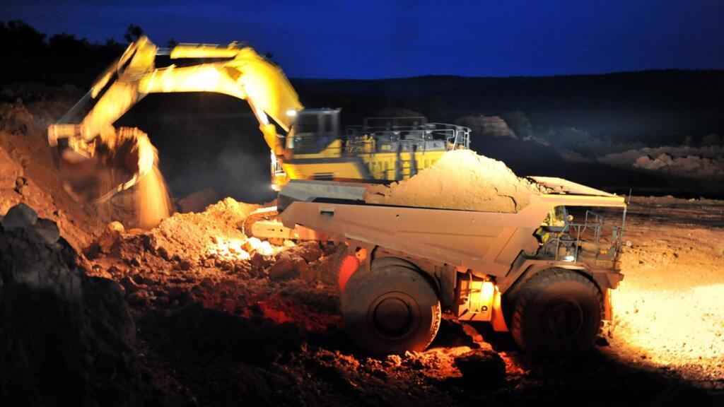 La CBG procède à de l'extraction de la bauxite, à Sangaredi.