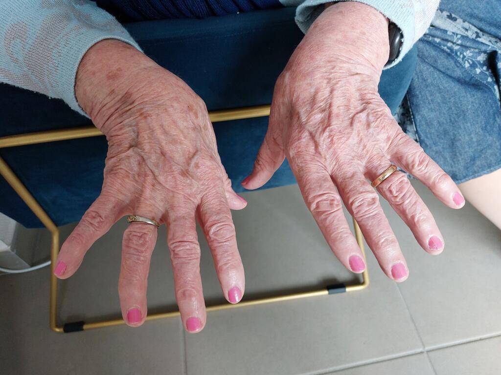 Avant d'intégrer la maison, Odette, ancienne agricultrice, ne s'était jamais verni les ongles. « Mais les accompagnatrices de la maison sont aux petits soins », rigole la nonagénaire.