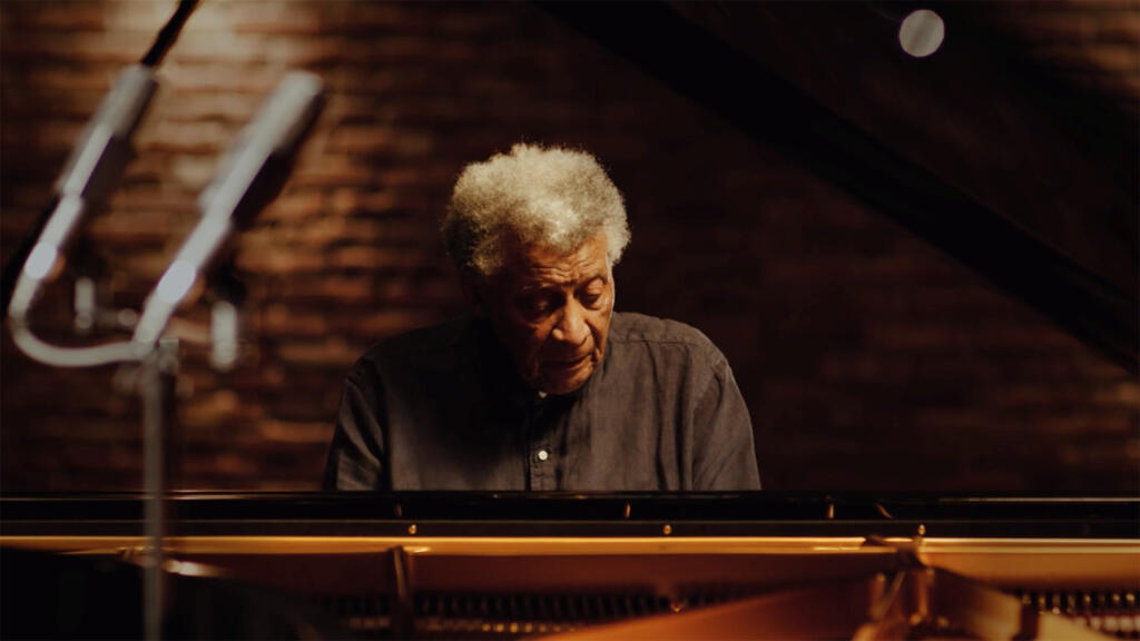 Abdullah Ibrahim, en 2020, lors de l’enregistrement de "Solotude" au Hirzinger Hall de Riedering, en Allemagne.
