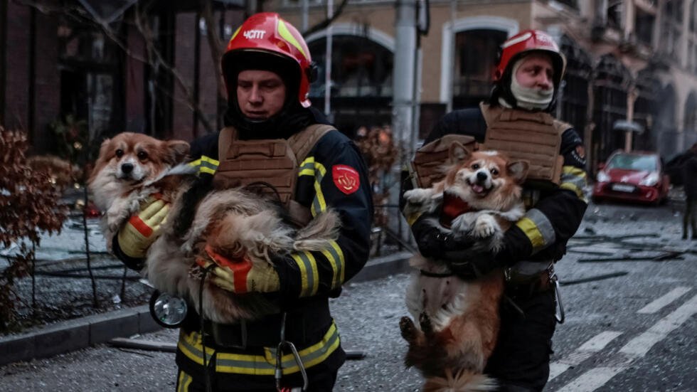 Lính cứu hộ tại một điểm bị trúng tên lửa Nga tại thủ đô Kiev, Ukraina ngày 20/12/2024.