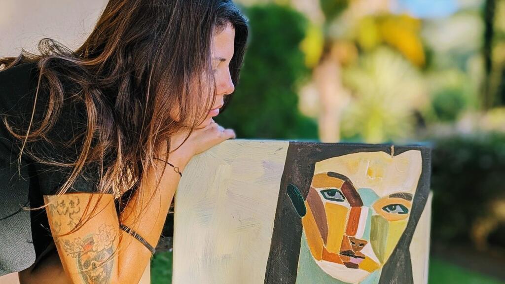 Lavinia Falcan este o artistă care folosește diferite forme de exprimare. Pictură murală, pictură pe pânză, pe mobilă și sticlă, ilustrații de carte, decorațiuni interioare, spectacole de improvizație, cursuri de pictură și desen pentru copii, design vestimentar și fotografie, Lavinia Falcan pune culoare în tot ce face.