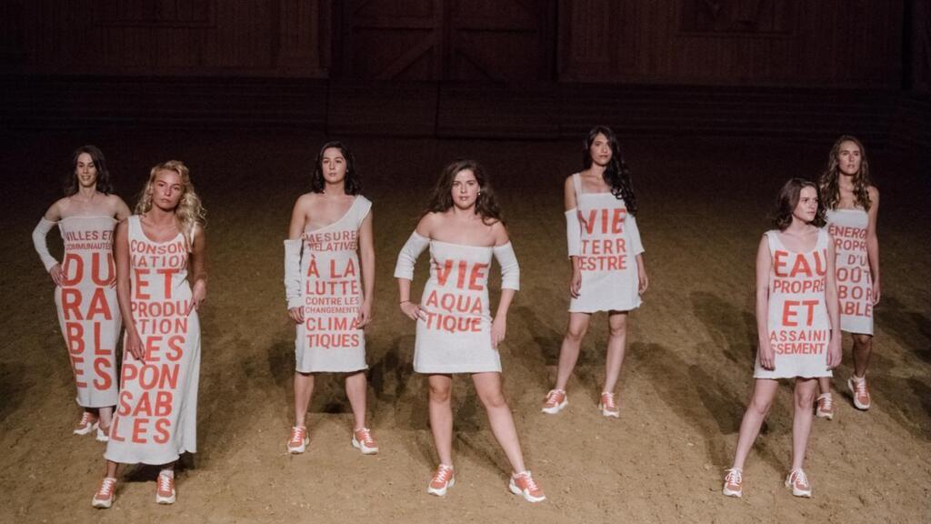 Criação da associação Chaussettes Orphelines, os 17 vestidos em fio reciclado trazem escritos os 17 objetivos de desenvolvimento sustentável das Nações Unidas. Foto fornecida por Márcia de Carvalho.