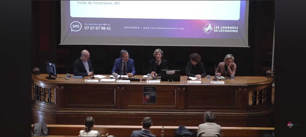 Bruno Faure (RFI) et les intervenants de la conférence "l'arme méconnue des paiements internationaux" lors des Journées de l'économie à Lyon (France)