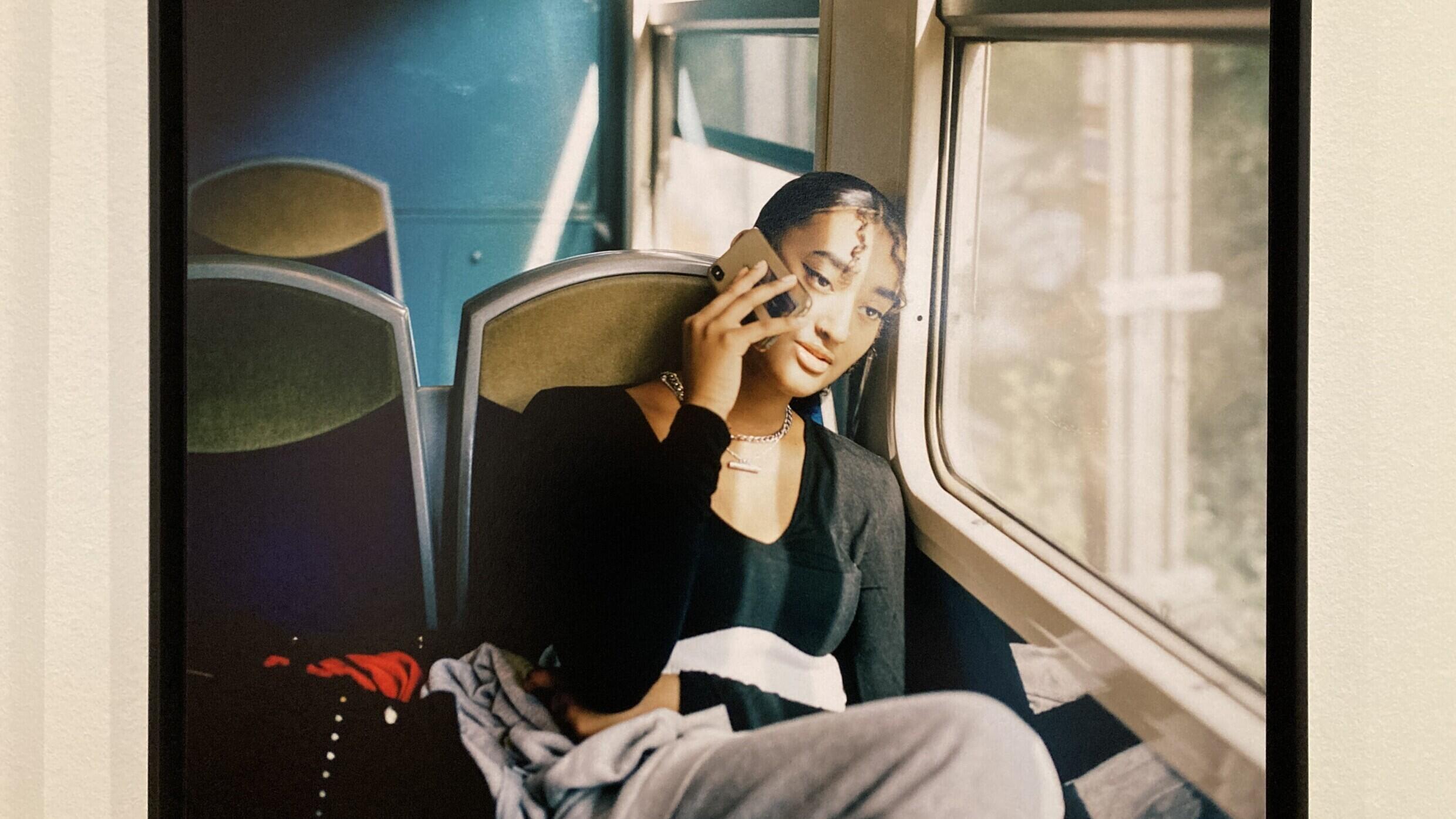 « Maïssa au téléphone avec un ami dans le RER D », photo de Sandra Mehl dans « L’amour en cité », exposée dans « La France sous leurs yeux » à la Bibliothèque Nationale de France.