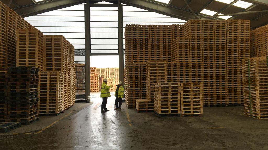 Les fabricants de palettes mettent les bouchées double pour être prêts pour le Brexit, le 1er janvier 2021.