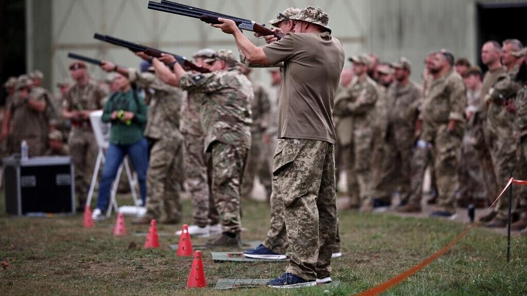 Binh lính Ukraina tham gia tập bắn súng trong sự kiện kỷ niệm ngày độc lập của Ukraina tại một trại huấn luyện của quân đội Anh, ở đông nước Anh vào ngày 24 tháng 8 năm 2025.
