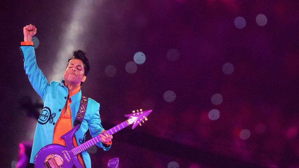 Prince sur la scène du «Pepsi Halftime Show» au Super Bowl XLI, le 4 février 2007 au Dolphin Stadium de Miami Gardens, en Floride.