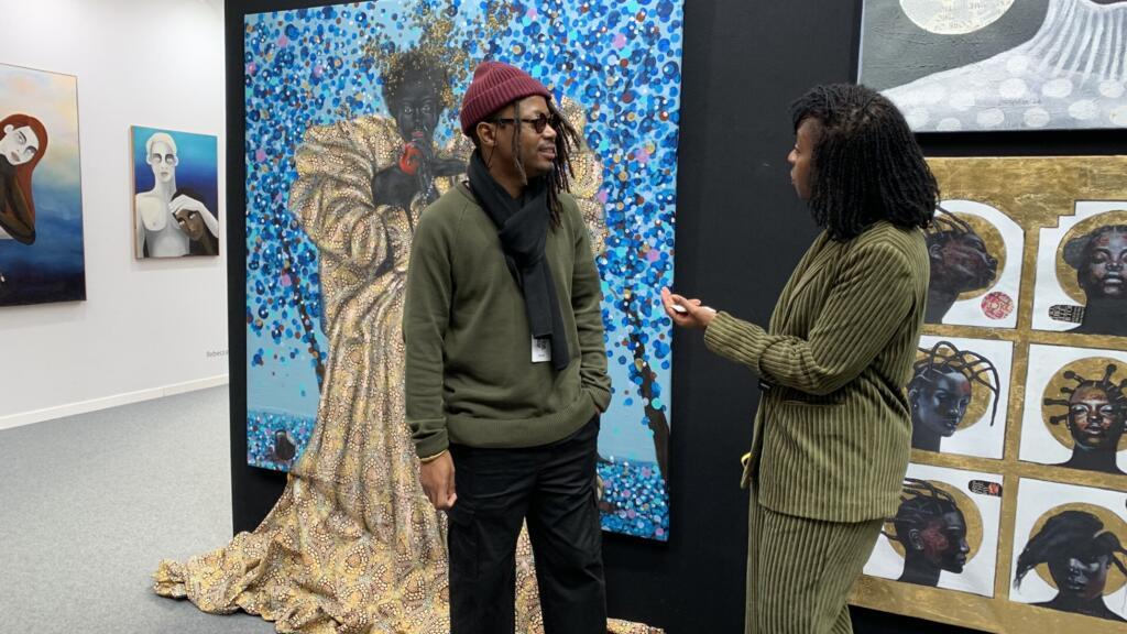 L'artiste sud-africain Reggie Khumalo et la directrice de sa galerie Filafriques, Carine Biley, à la foire AKAA, le 17 octobre 2024.