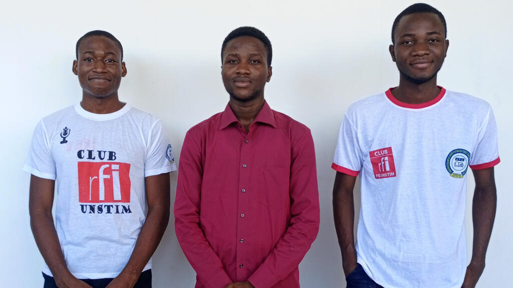 Alain Boko (responsable du club de Scrabble), Kevin Houeto (président du Club RFI Abomey-UNSTIM, Fructueux Hollo (capitaine de l’équipe gagnante Génie en Herbe).