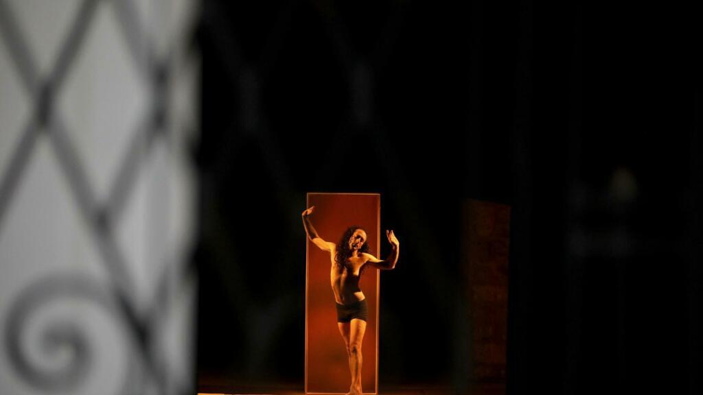 Alexandre Paulikevitch chorégraphe et danseur lors de son spectacle de danse solo, « A'alehom »