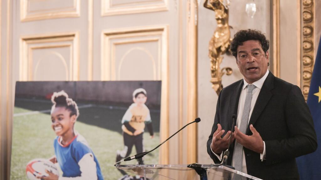 Raí discursa em jantar beneficente para arrecadar fundos para a Gol de Letra e a Sport pour la Ville, em Paris.