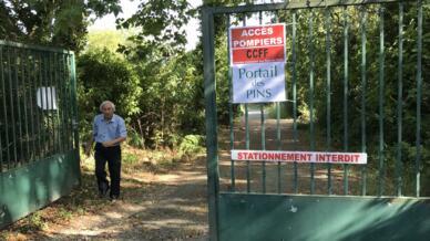 Ông Jacques Lemaire hướng dẫn RFI Tiếng Việt thăm công viên Nhà máy thuốc súng (Parc de la Poudrerie) ở Saint-Chamas.