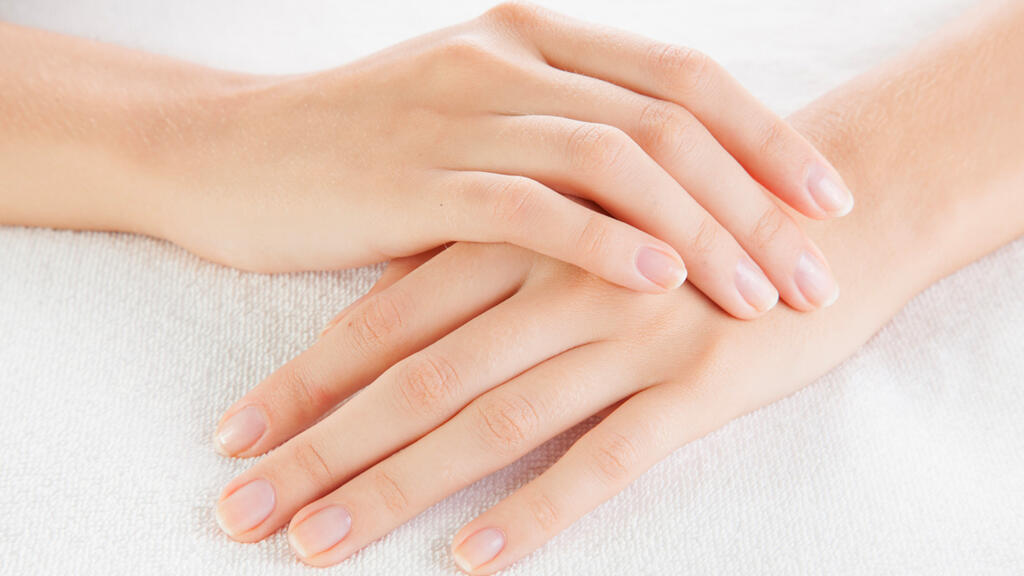 L’aspect de nos ongles, couleurs, tâches, stries, etc. peuvent être le signe de maladies ou de carences alimentaires.