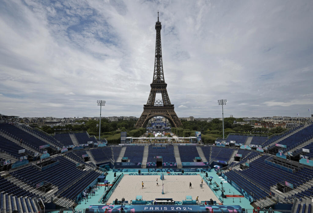 Vue générale du stade et de la tour Eiffel pendant un entraînement de beach-volley, le 25 juillet 2024.