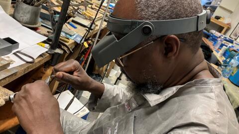 Moussa Baldé, bijoutier Malien dans son atelier à Pantin dans le nord de la capitale.