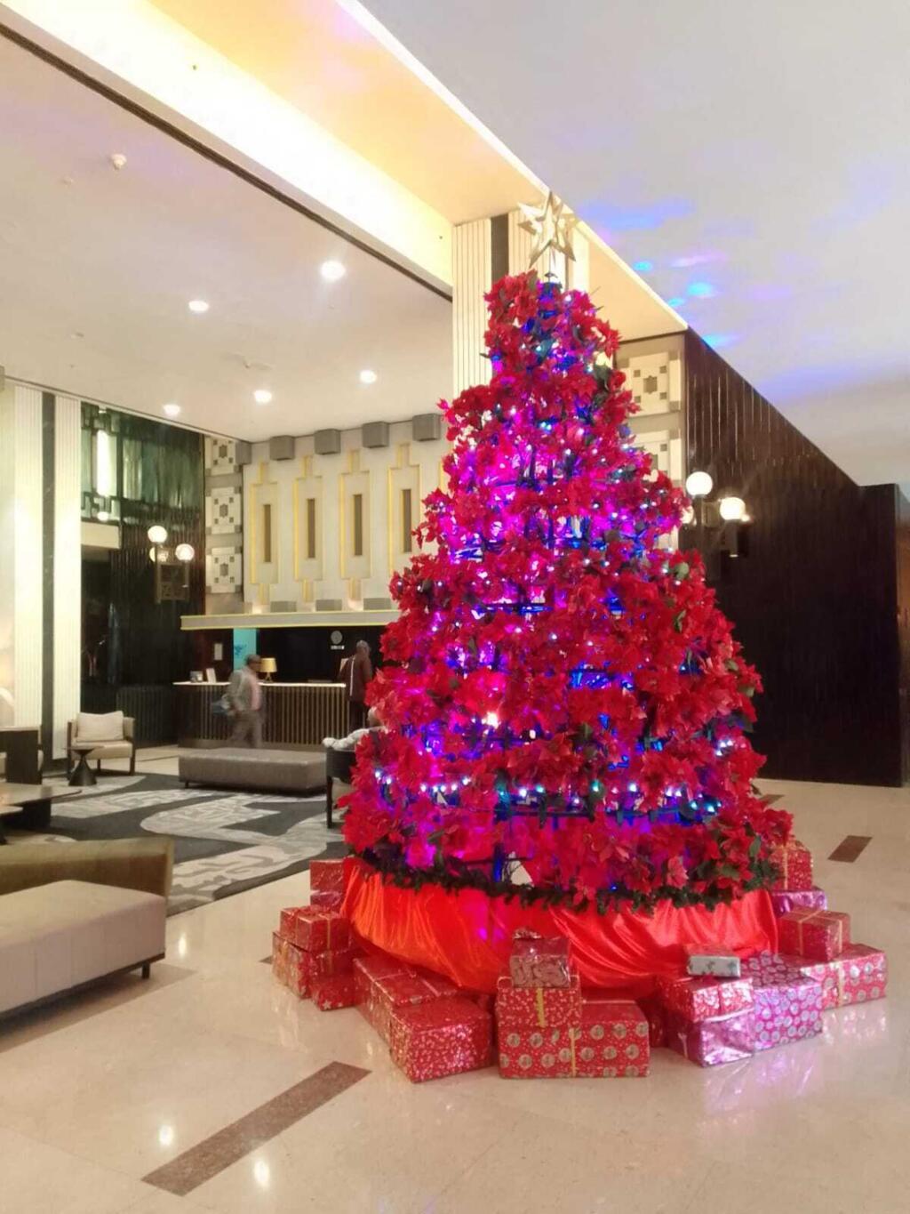 Árvore de Natal no saguãao de um luxuoso hotel em Adis Abeba, frequentado por muitos estrangeiros