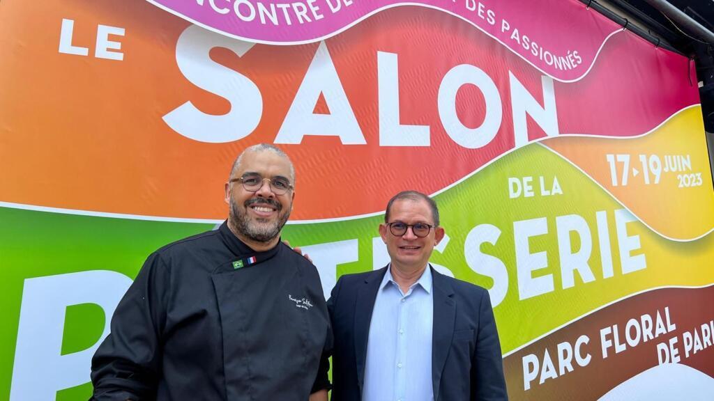 O chef glacier brasileiro Francisco Sant’Ana (esq.) e o diretor do Salão da Pâtisserie francesa Zakari Benkhadra na entrada do salão, em Paris