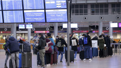 Du khách xếp hàng làm thủ tục tại sân bay Hamburg, Đức trước thềm Giáng Sinh ngày 23/12/2020.