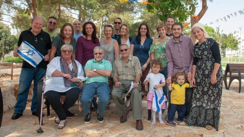 Grupo de brasileiros em Harish em evento comunitário